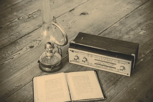 Kerosine lamp en radio en boek — Stockfoto