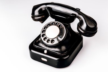 toz ve çizikleri beyaz arka plan üzerinde eski siyah telefon