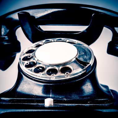 toz ve çizikleri beyaz arka plan üzerinde eski siyah telefon