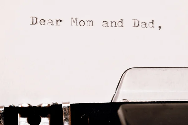 Текст Дорогие мама и папа, напечатанный на старой машинке — стоковое фото