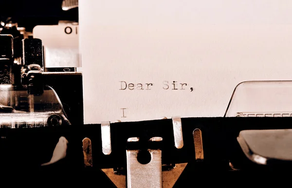Szöveg gépelt a régi typewriter Tisztelt Uram! — Stock Fotó