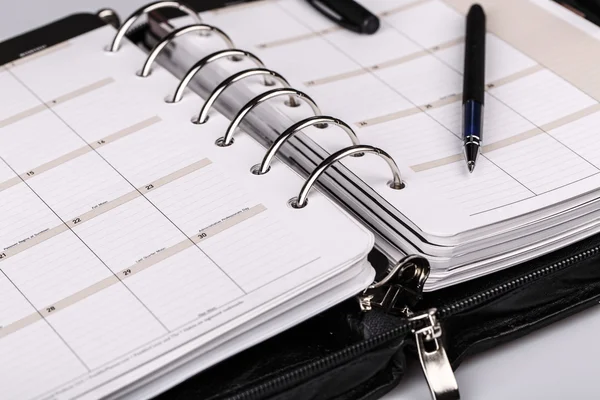 Persönlicher Organizer oder Planer mit Stift auf weißem Hintergrund — Stockfoto