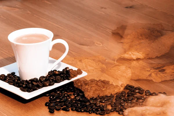 Koffiekop en schotel op een houten tafel — Stockfoto