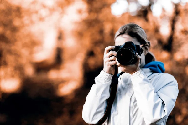 Vrouw nemen foto in het park — Stockfoto