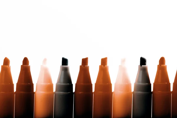 Группа войлочных наконечников яркие цветовые маркеры на белом фоне — стоковое фото