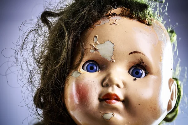 Cabeza de muñeca de miedo beatiful como de la película de terror — Foto de Stock