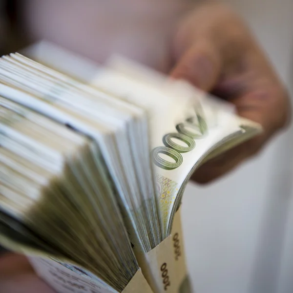 Balíček peněz - velké hromady bankovek v ruce — Stock fotografie