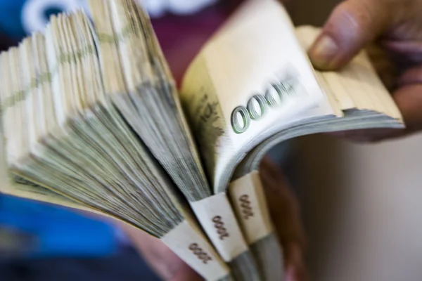 para - banknot elinde büyük yığın sürüsü