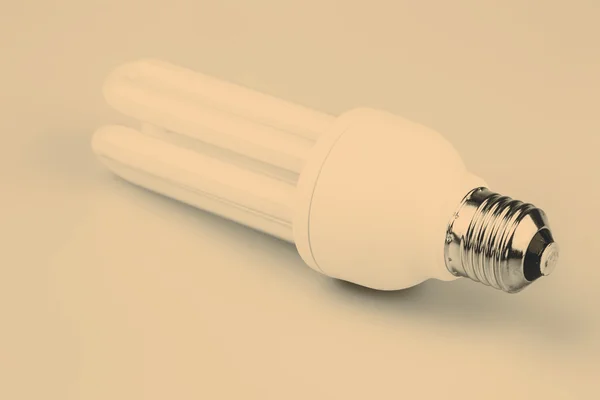 Energieeffiziente Glühbirne isoliert auf weiß — Stockfoto
