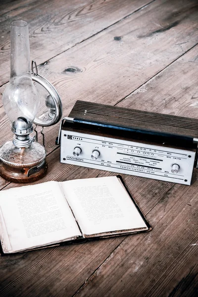 Kerosine lamp en radio en boek — Stockfoto