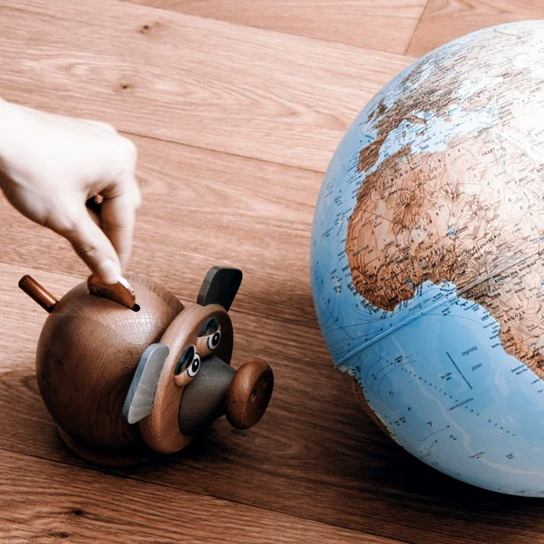 Caja de dinero con globo del mundo —  Fotos de Stock