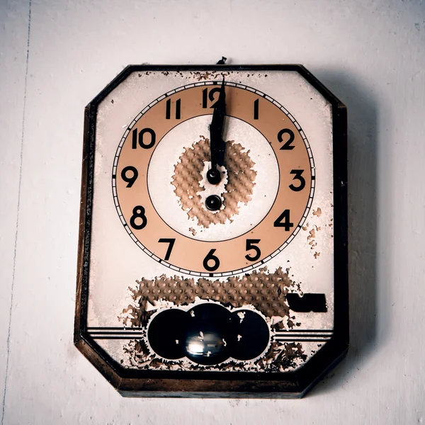 Reloj de pared retro sobre fondo viejo —  Fotos de Stock