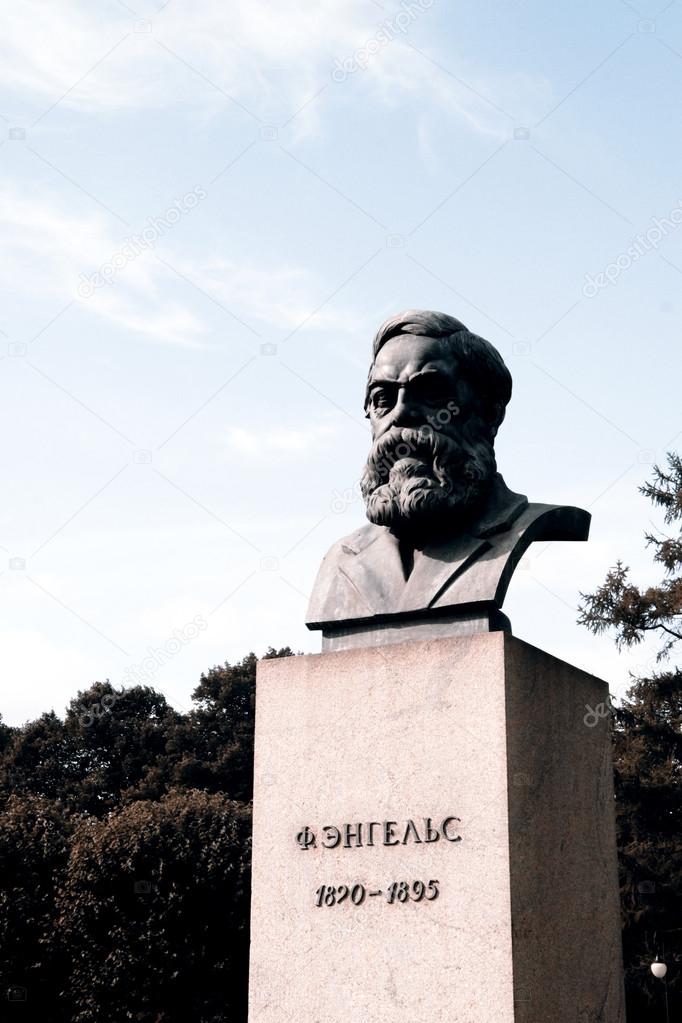 Statue of Engels