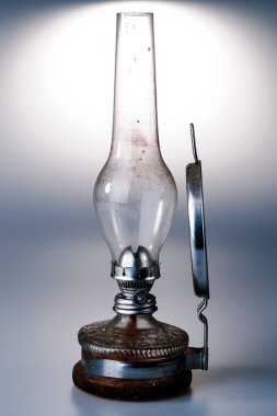 Beyaz arkaplanda izole edilmiş eski gaz lambası