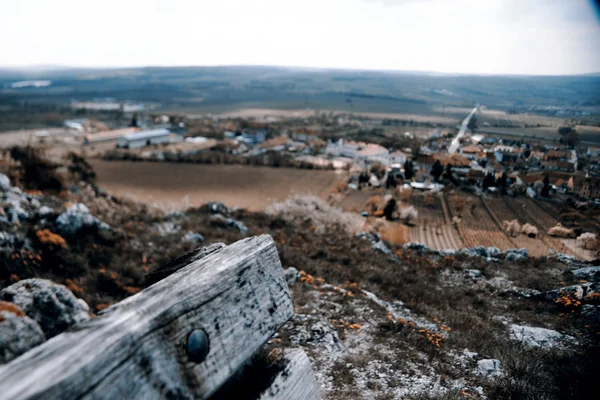 Скамейка и деревня — стоковое фото