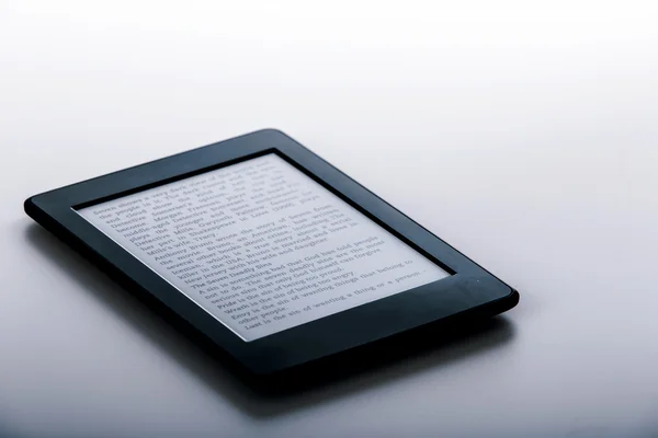 Lettore di ebook nero o tablet su sfondo bianco Foto Stock
