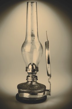 Beyaz arkaplanda izole edilmiş eski gaz lambası