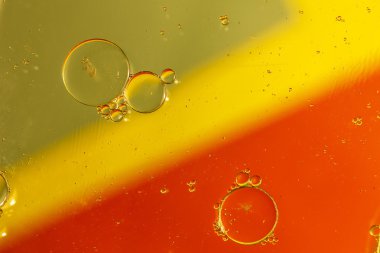 Su yüzeyine yağ damlıyor.