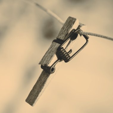 gebroken wasknijper op de draad