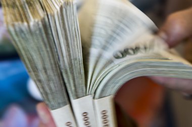para - banknot elinde büyük yığın sürüsü
