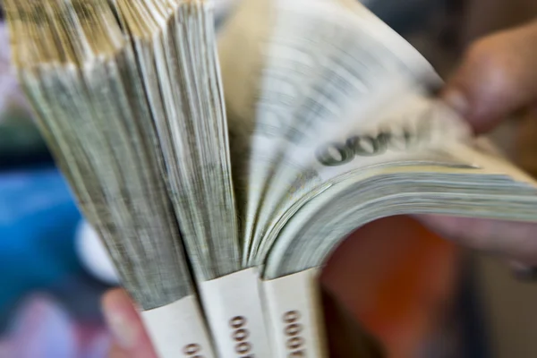 Pacchetto di denaro - grande mucchio di banconote in mano — Foto Stock