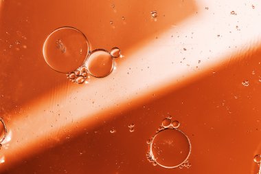 Su yüzeyine yağ damlıyor.