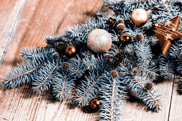 Rama verde en el suelo de madera - postal de Navidad —  Fotos de Stock