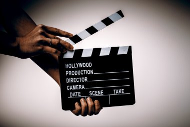 Film sineklik kadının içinde beyaz arka plan üzerinde eller