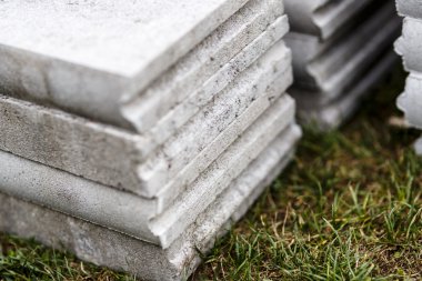 Beton kaldırım kenarında ot yığını
