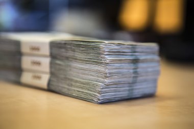 para - banknotlar büyük yığın sürüsü