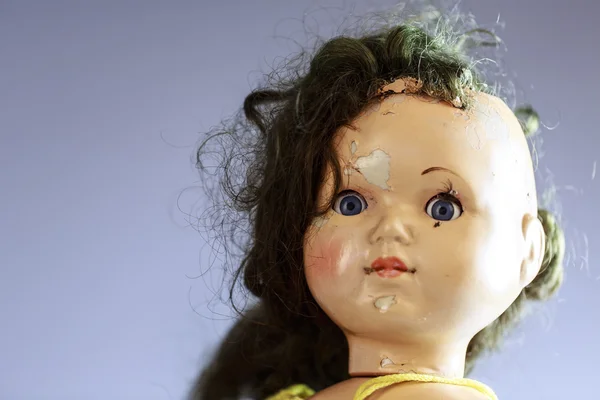 Cabeza de muñeca de miedo beatiful como de la película de terror — Foto de Stock