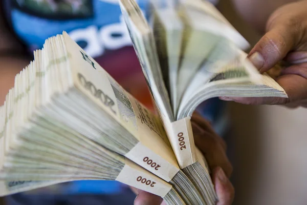 para - banknot elinde büyük yığın sürüsü
