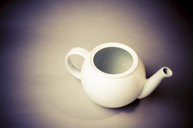 Beyaz seramik çaydanlık