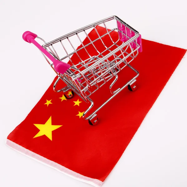 Carrinho de compras rosa na bandeira da China — Fotografia de Stock