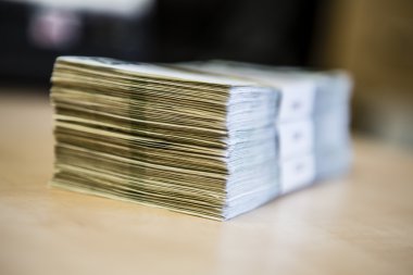 para - banknotlar büyük yığın sürüsü