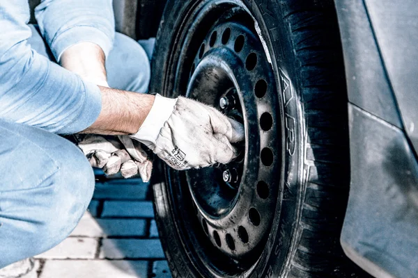 Changing tires worker — Stock Photo, Image