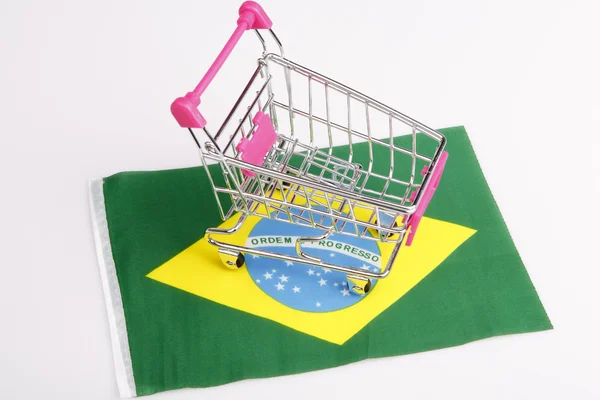 Carrinho de compras rosa na bandeira do brasil — Fotografia de Stock