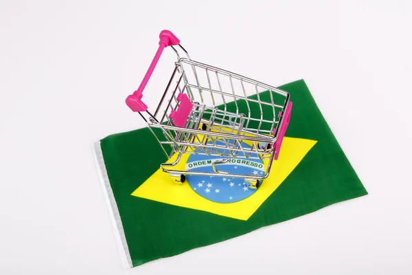 Carrinho de compras rosa na bandeira do brasil — Fotografia de Stock