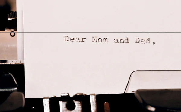 Text Dear Mom and Dad typed on old typewriter — Stock Photo, Image