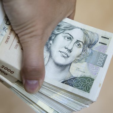 para - banknot elinde büyük yığın sürüsü