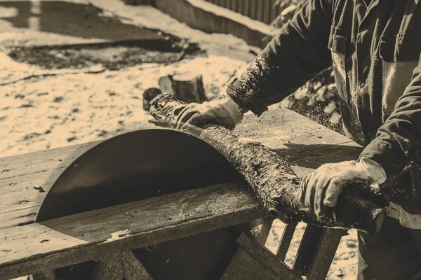 Hombre trabajando con hoja de sierra circular —  Fotos de Stock