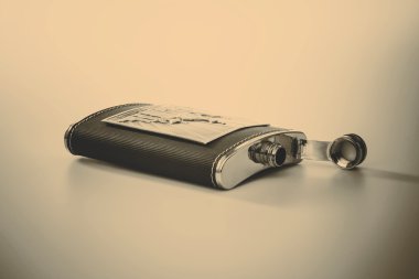 Paslanmaz hip beyaz zemin üzerine izole flask