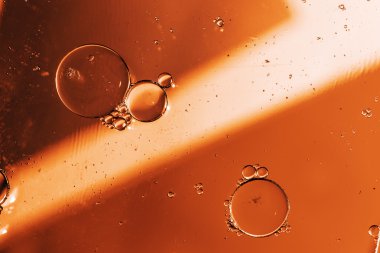 Su yüzeyine yağ damlıyor.