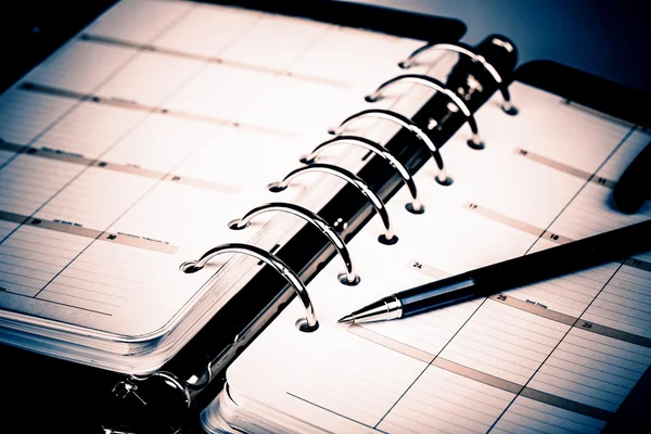 Persoonlijke organizer of planner met pen op witte achtergrond — Stockfoto