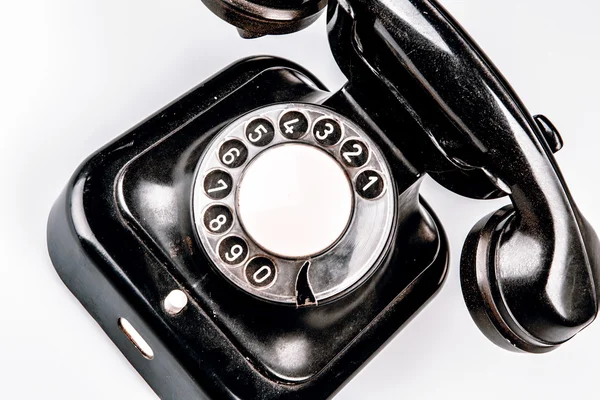 Teléfono negro viejo con polvo y arañazos sobre fondo blanco — Foto de Stock