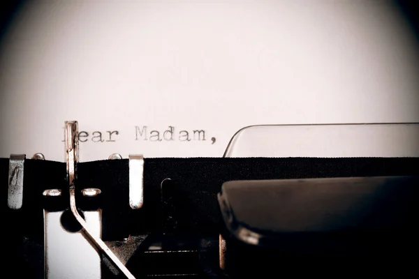 Texte Madame, chère Madame, tapé sur une vieille machine à écrire — Photo