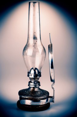 Beyaz arkaplanda izole edilmiş eski gaz lambası