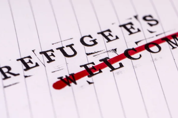 Πρόσφυγες Καλώς κείμενο με διακριτή διαγραφή σε χαρτί — Φωτογραφία Αρχείου