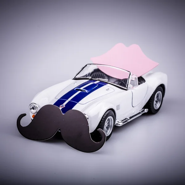 Bautiful niebieski i biały samochód, roadster z pocałunek różowy i czarny wąs — Zdjęcie stockowe