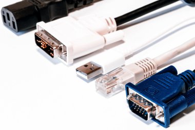 beyaz bilgisayar kabloları